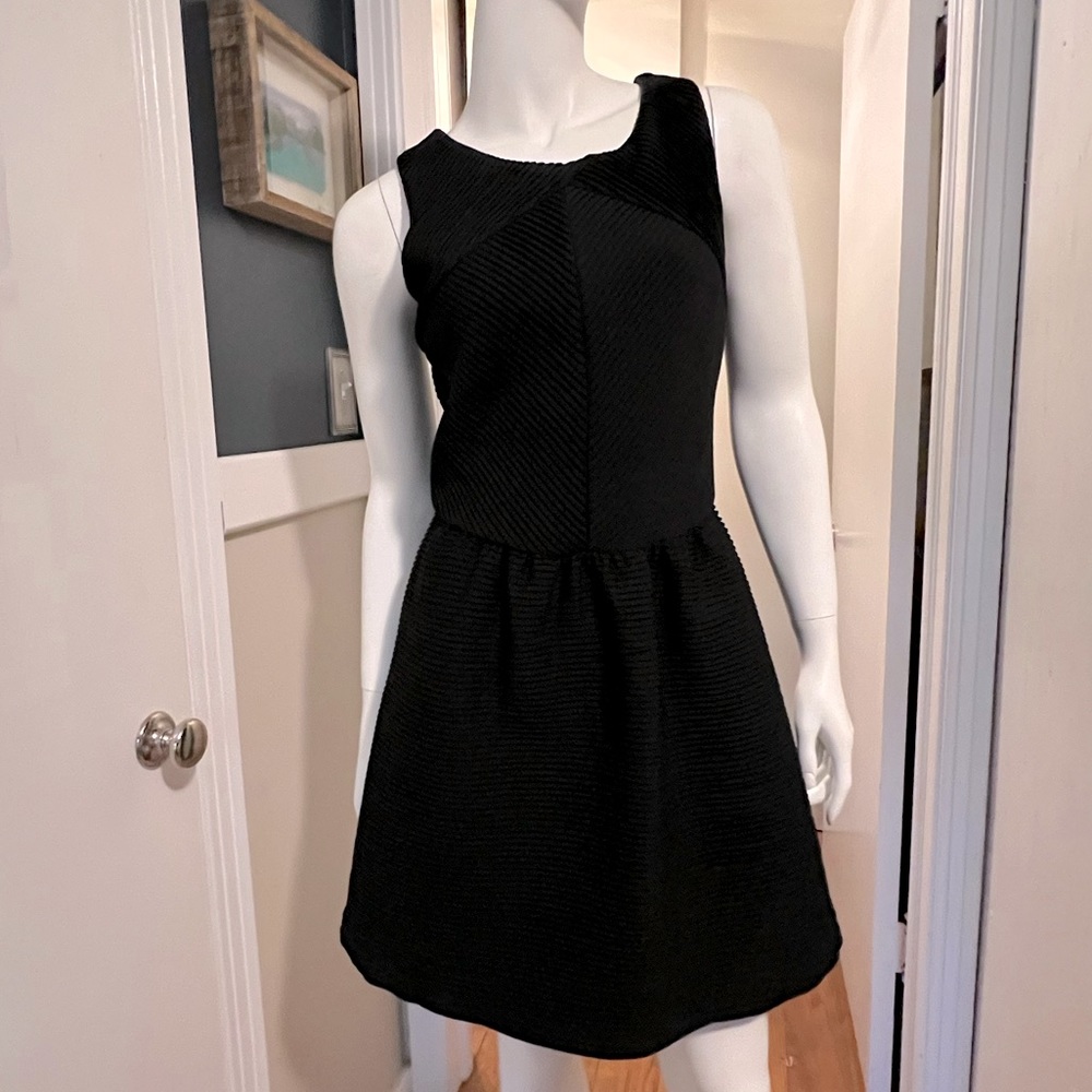 CANDIE’S Textured Pleated Sleeveless Back Bow LBD—SZ. Medium - Picture 2 of 7
